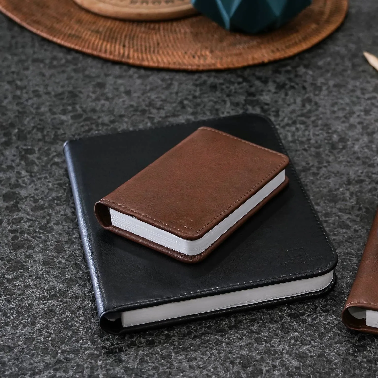 Bonded Leather Smart Book Light: Brown Leather / Mini